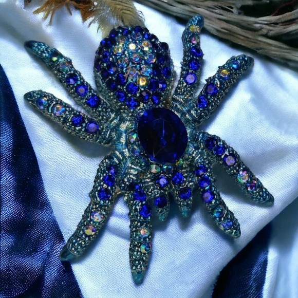 Crystal Bling Tarantula Spider Pin Rhinestone Brooch - Picture 11 of 11